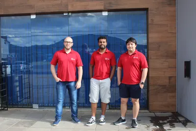 Equipe HYB - Trio com camisas vermelhas