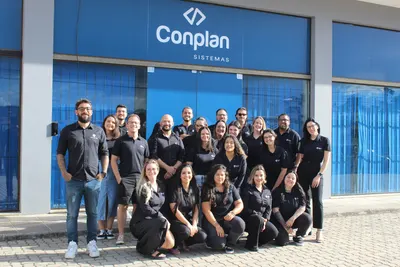 Equipe SGG - Foto em frente à sede da Conplan
