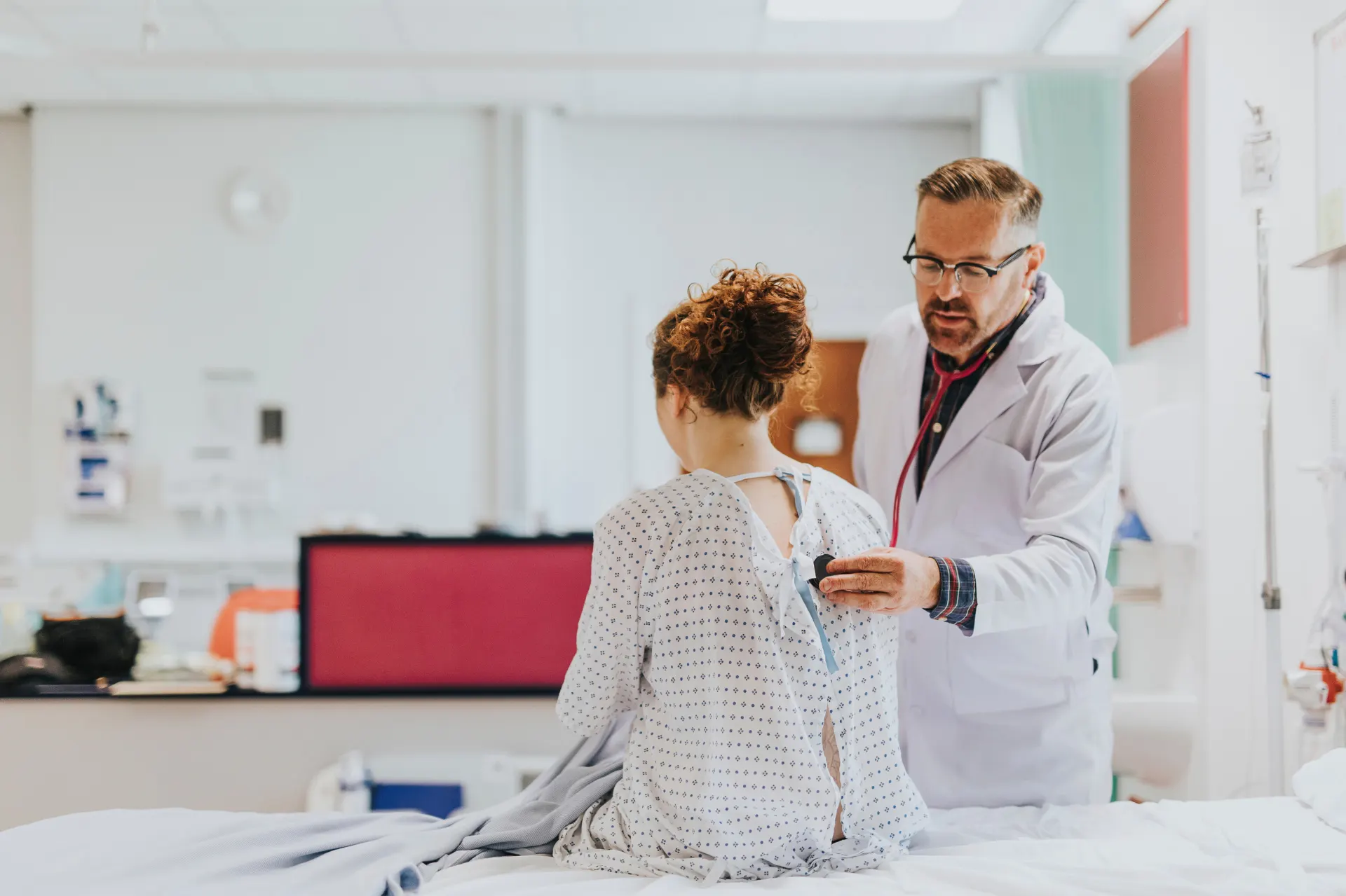 Médico examinando paciente - Monitoramento da Saúde do Trabalhador