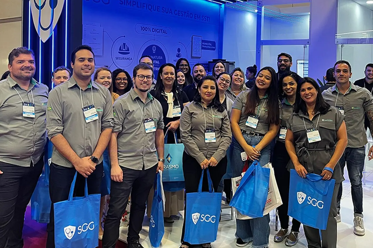 Equipe SGG reunida no estande durante feira de SST