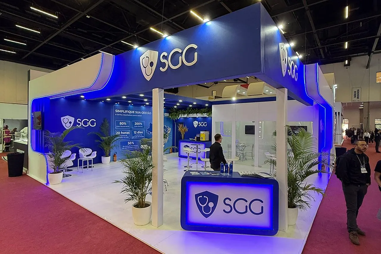 Estande do SGG iluminado em feira nacional de SST