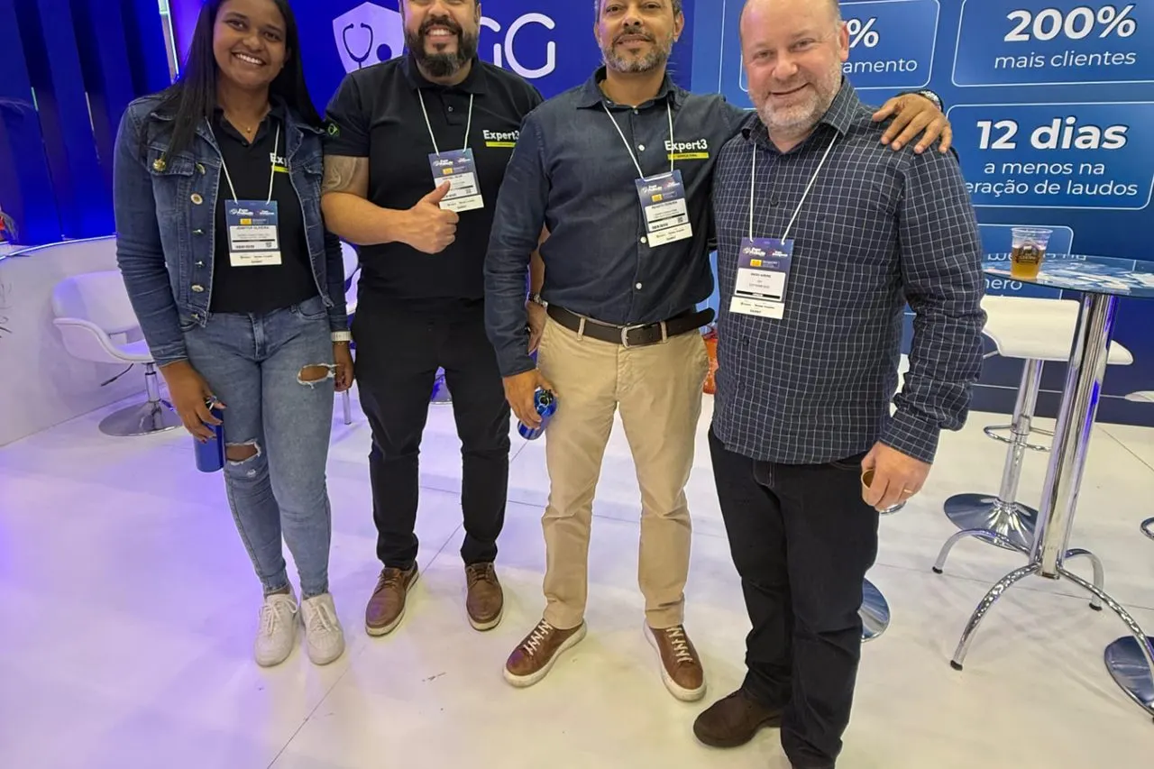 Parceiros e equipe SGG no estande da feira