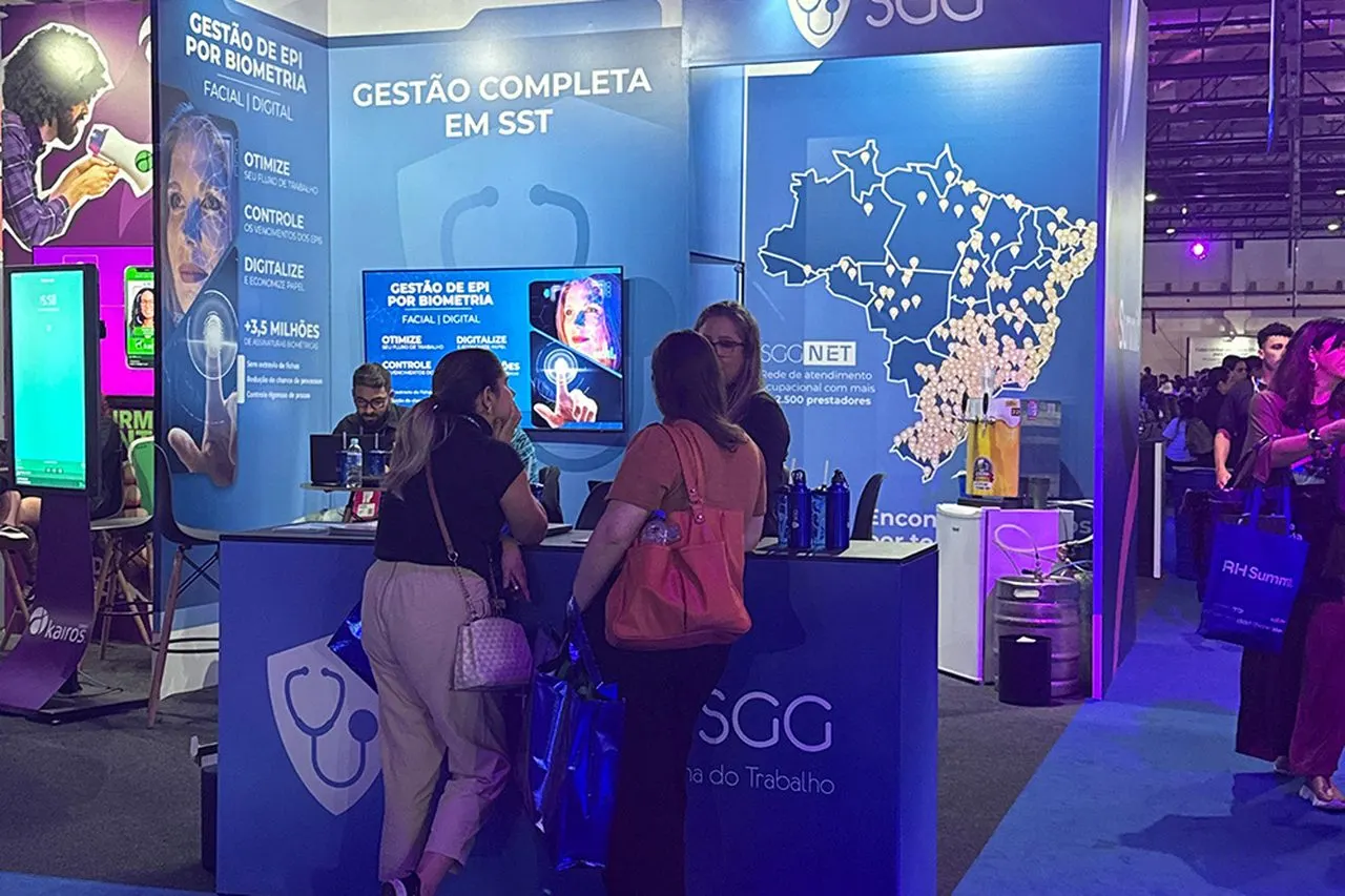 Visitantes conhecendo a gestão de EPI por biometria no estande do SGG