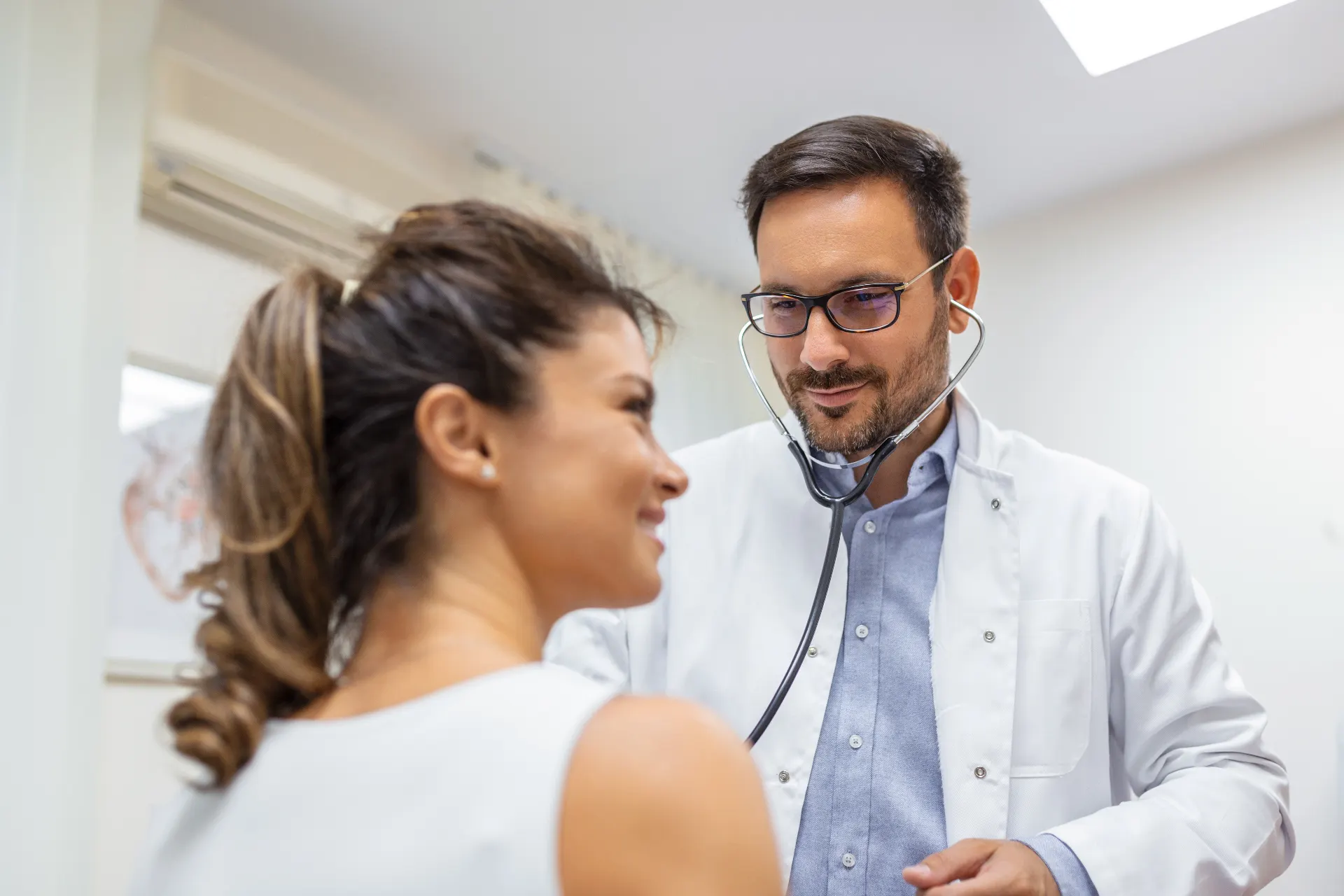 Médico realizando exame ocupacional - PCMSO