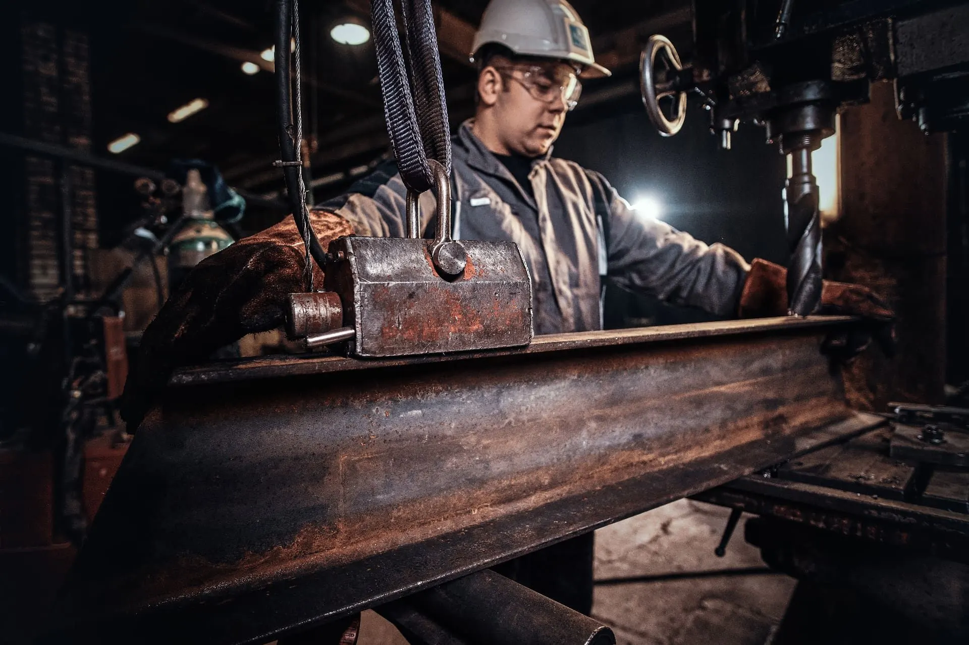 Trabalhador industrial com capacete de segurança