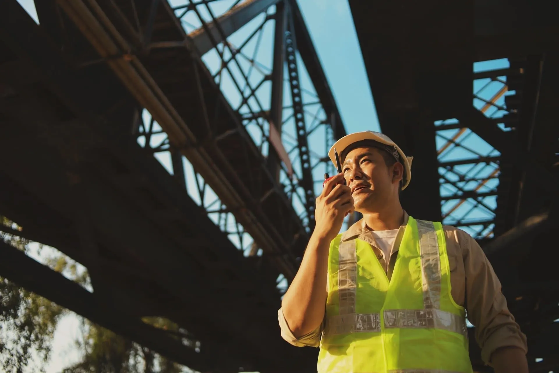 Engenheiro com uniforme de segurança em ambiente industrial