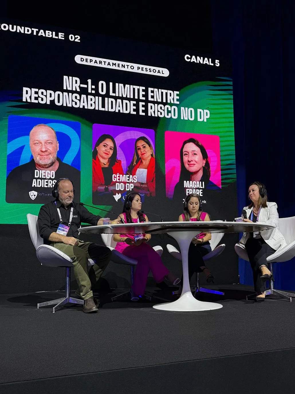 Mesa redonda em congresso debatendo NR-1 com especialistas