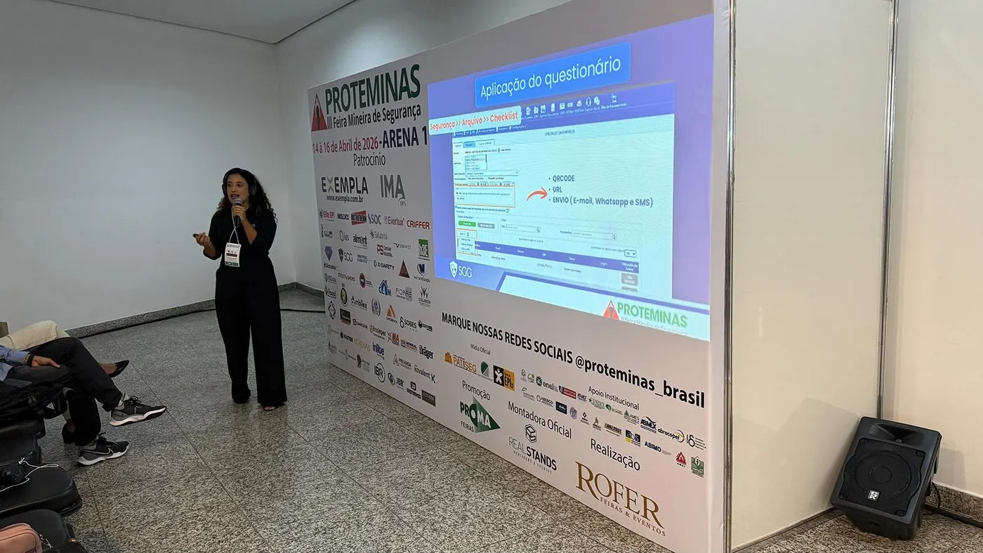 Palestrante do SGG conduzindo workshop sobre aplicação de questionário